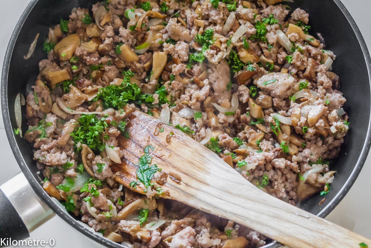 Photo de recette de spaghetti facile, rapide, saucisse, cèpes, champignons, parmesan, léger, de Kilomètre-0, blog de cuisine réalisée à partir de produits locaux et issus de circuits courts