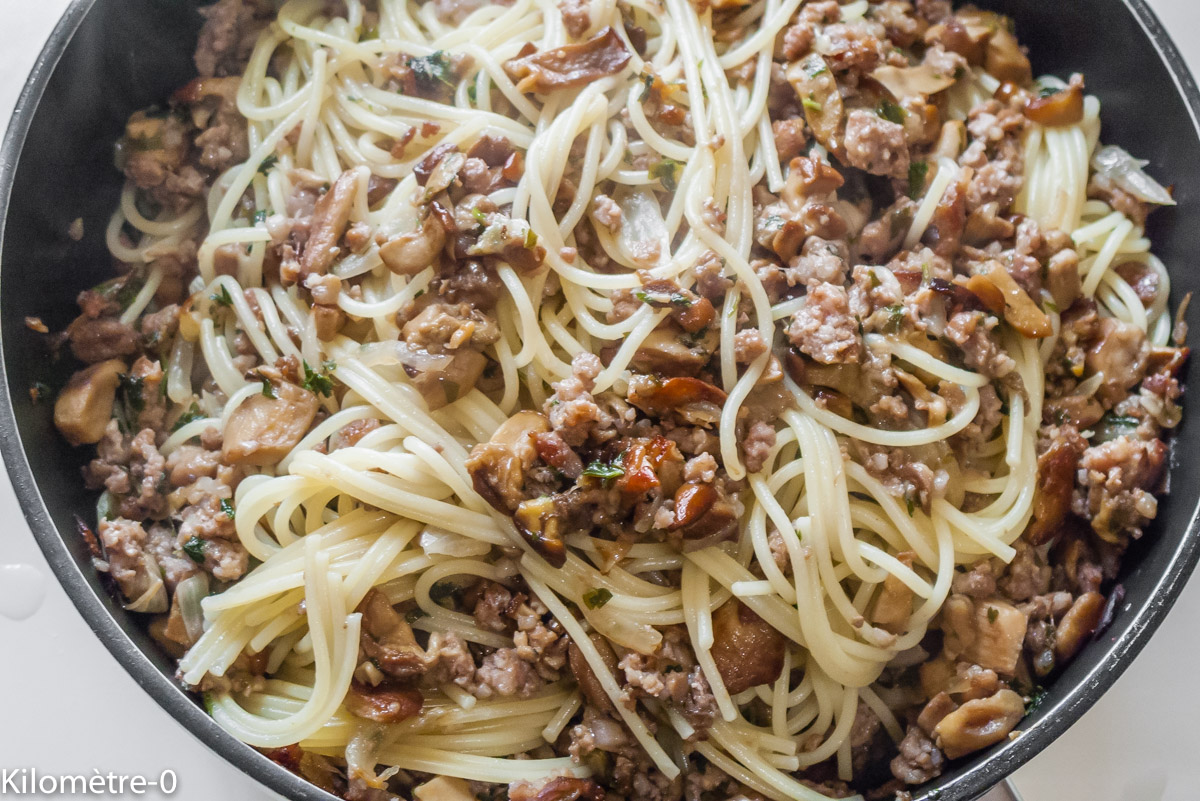 Photo de recette de spaghetti facile, rapide, saucisse, cèpes, champignons, parmesan, léger, de Kilomètre-0, blog de cuisine réalisée à partir de produits locaux et issus de circuits courts