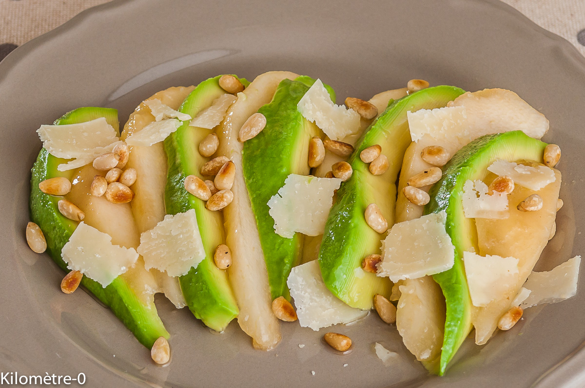 Photo de recette de salade composée, poire, avocat, pignon, parmesan, facile, rapide, léger, bio de Kilomètre-0, blog de cuisine réalisée à partir de produits locaux et issus de circuits courts