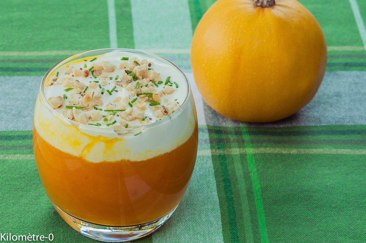 Photo de recette de soupe, potimarron, chantilly, noisettes grillées, facile, rapide, léger de Kilomètre-0, blog de cuisine réalisée à partir de produits locaux et issus de circuits courts