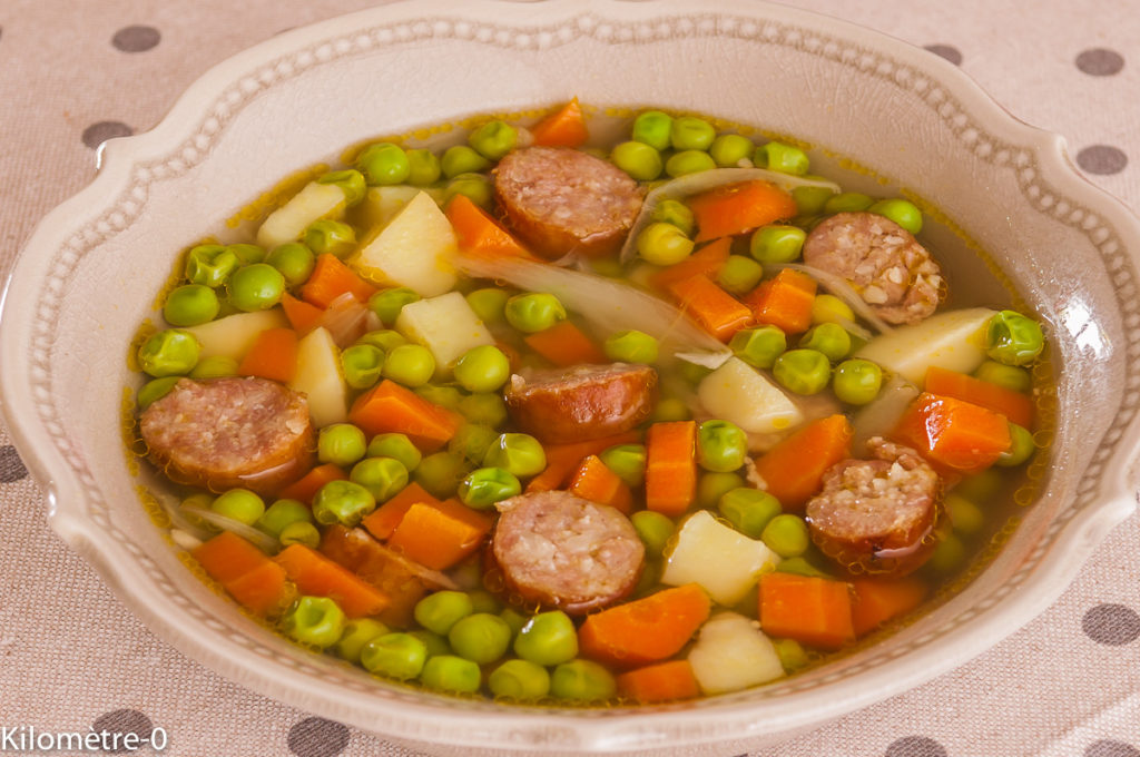 Photo de recette de soupe facile, petits pois, saucisse, carottes, pommes de terre, économique, simple, légère de Kilomètre-0, blog de cuisine réalisée à partir de produits locaux et issus de circuits courts