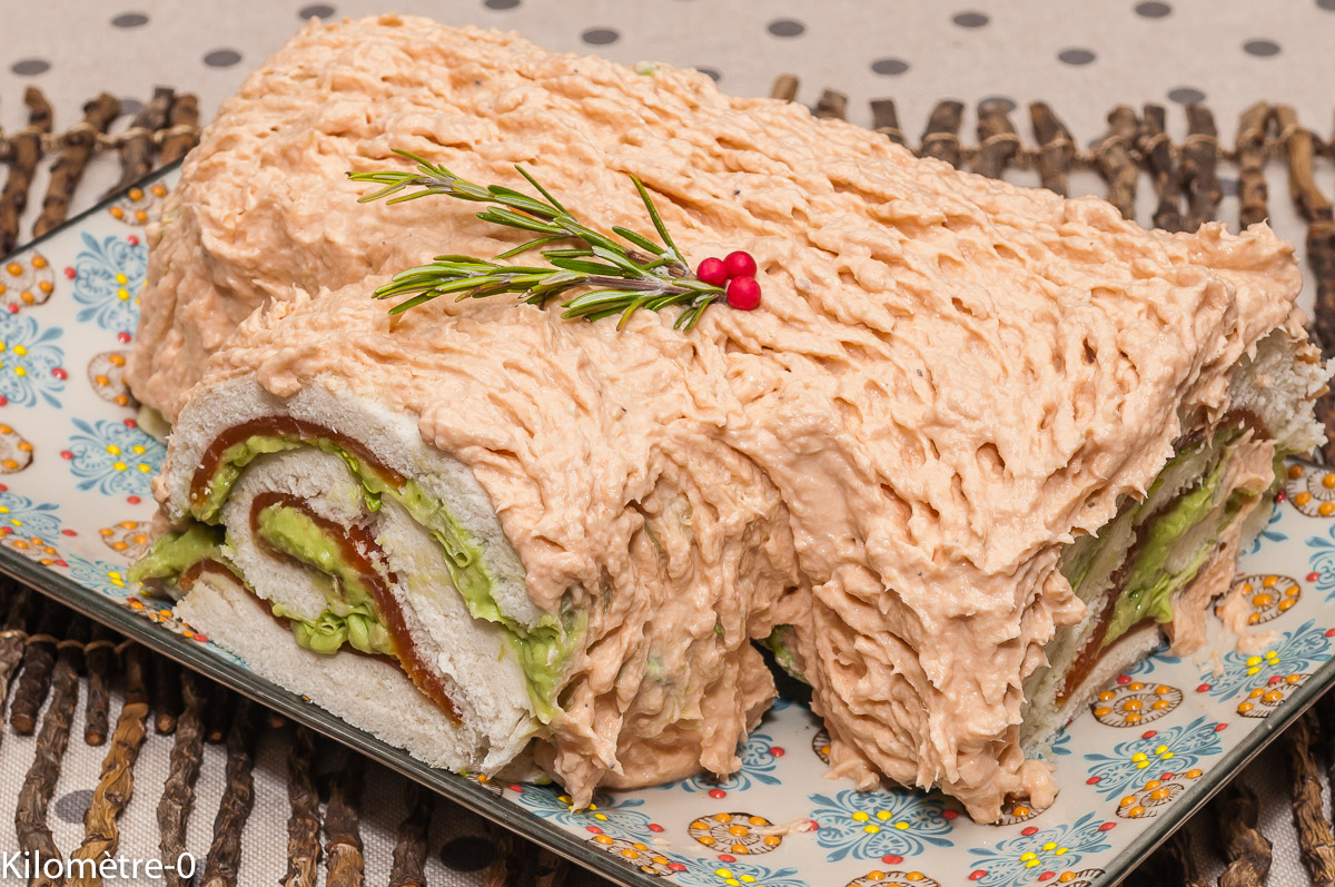 Photo de recette de bûche salée, pain de mie, saumon, avocat, facile, rapide, léger, bio de Kilomètre-0, blog de cuisine réalisée à partir de produits locaux et issus de circuits courts