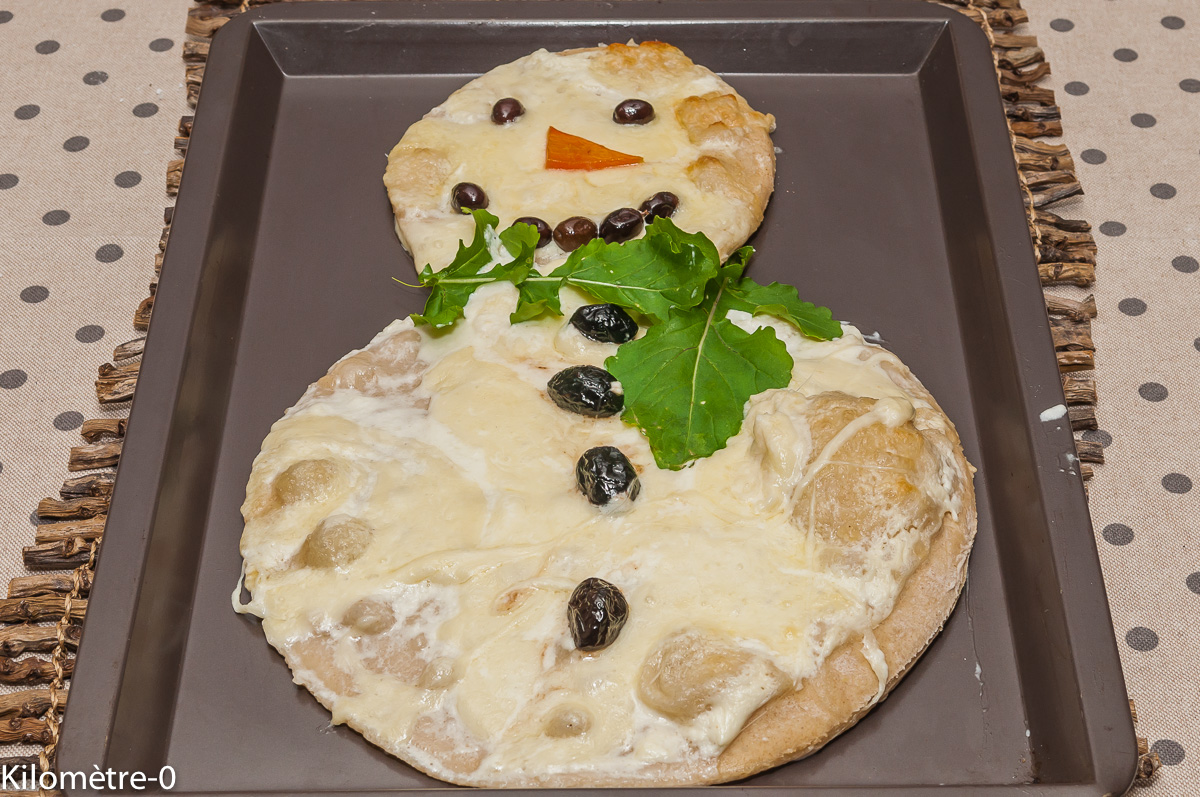 Photo de recette de pizza,enfant, Noël, bonhomme de neige, mozzarella, facile, enfant, amusant, original, Noël, rapide, beau, Kilomètre-0, blog de cuisine réalisée à partir de produits locaux et issus de circuits courts