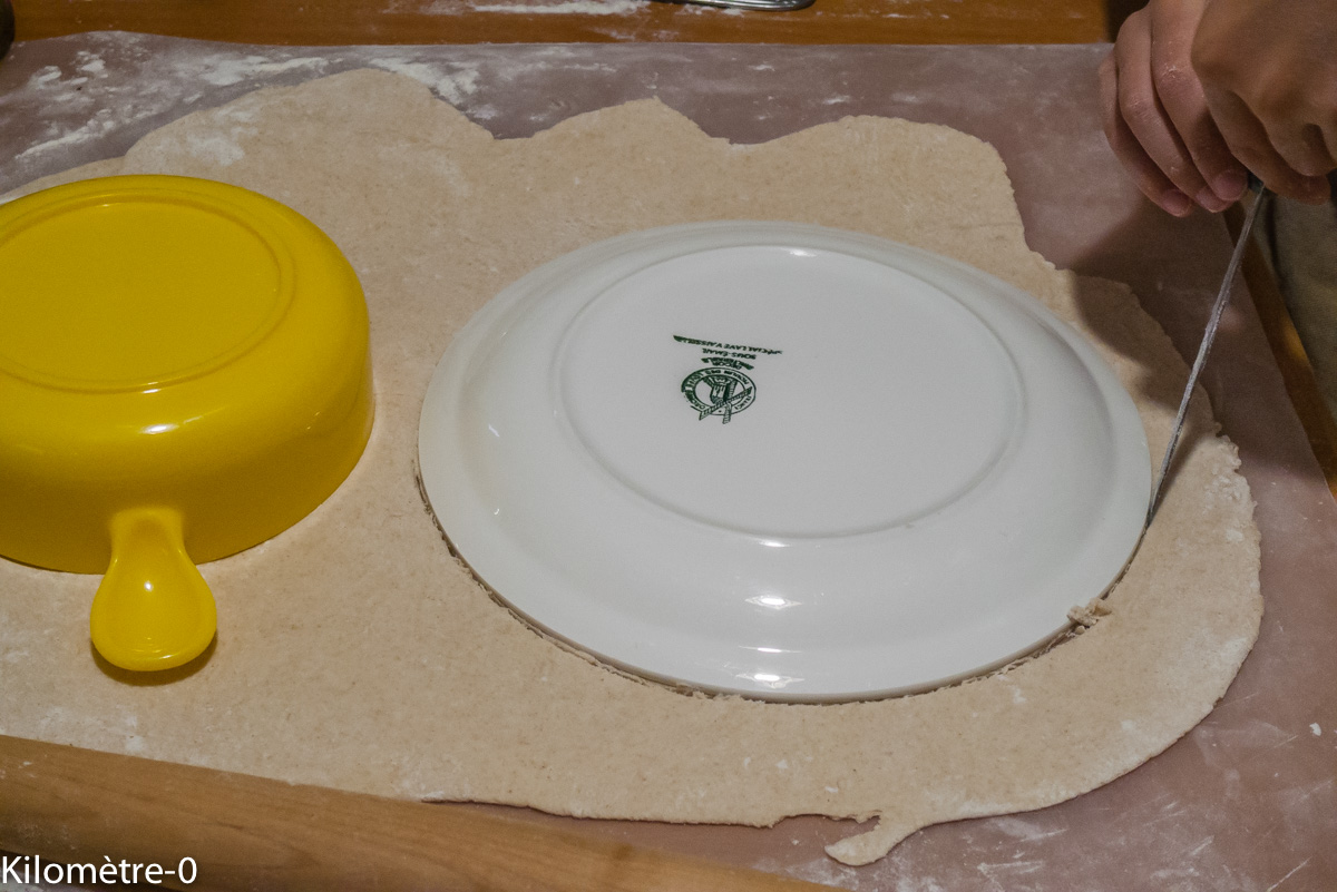 Photo de recette de pizza, bonhomme de neige, facile, rapide, enfant, Noël, mozzarella, crème fraiche de Kilomètre-0, blog de cuisine réalisée à partir de produits locaux et issus de circuits courts