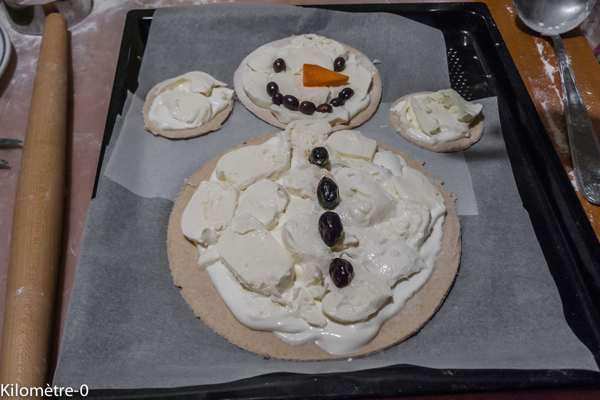 Photo de recette de pizza, bonhomme de neige, facile, rapide, enfant, Noël, mozzarella, crème fraiche de Kilomètre-0, blog de cuisine réalisée à partir de produits locaux et issus de circuits courts