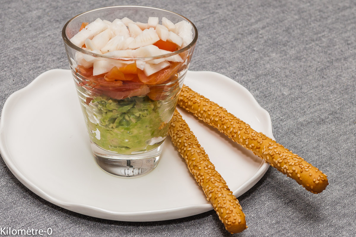 Photo de recette de verrine, avocat, saumon fumé, radis noir, facile, rapide, bio, léger, salade de Kilomètre-0, blog de cuisine réalisée à partir de produits locaux et issus de circuits courts