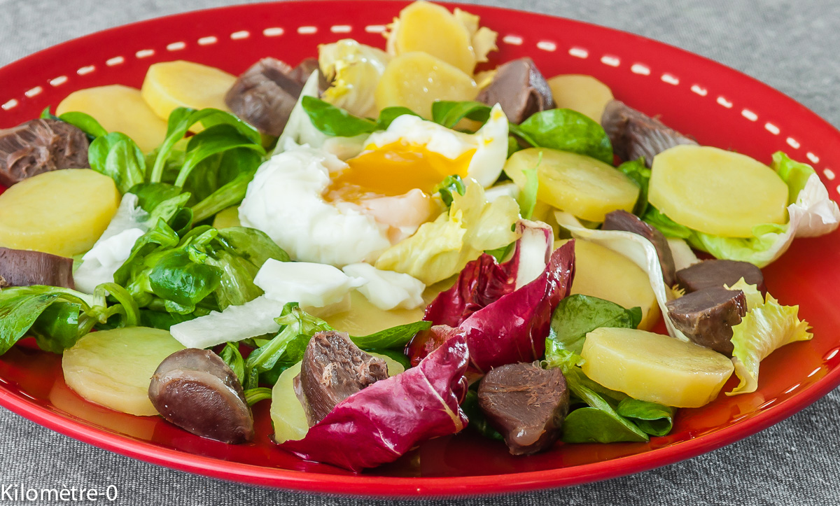 Photo de recette de salade, gésier, volaille, pomme de terre, oeuf mollet, oeuf poché, rapide, facile, léger, bio de Kilomètre-0, blog de cuisine réalisée à partir de produits locaux et issus de circuits courts