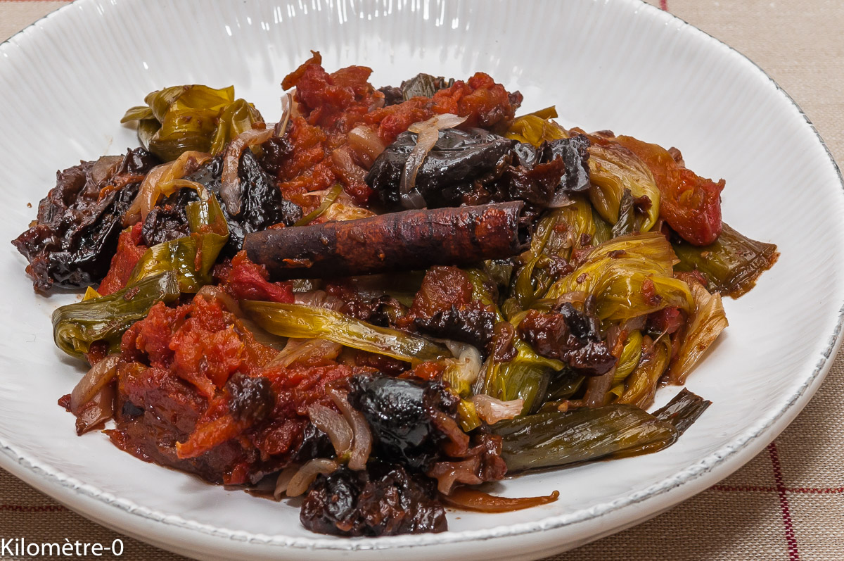 Photo de recette de poireaux, pruneaux, tomates, poêlée, facile, rapide, léger, bio de Kilomètre-0, blog de cuisine réalisée à partir de produits locaux et issus de circuits courts