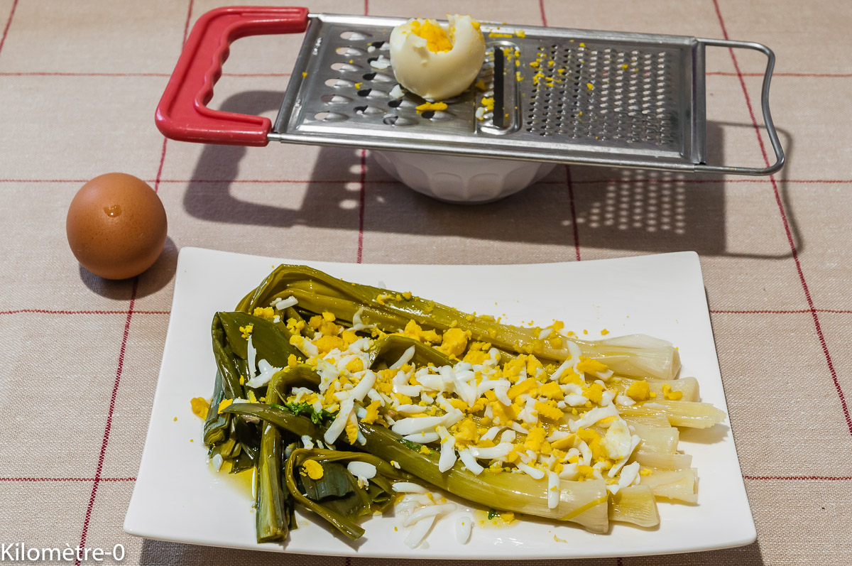 Photo de recette de salade de poireaux, oeuf mimosa, facile, rapide, léger, bio, de Kilomètre-0, blog de cuisine réalisée à partir de produits locaux et issus de circuits courts