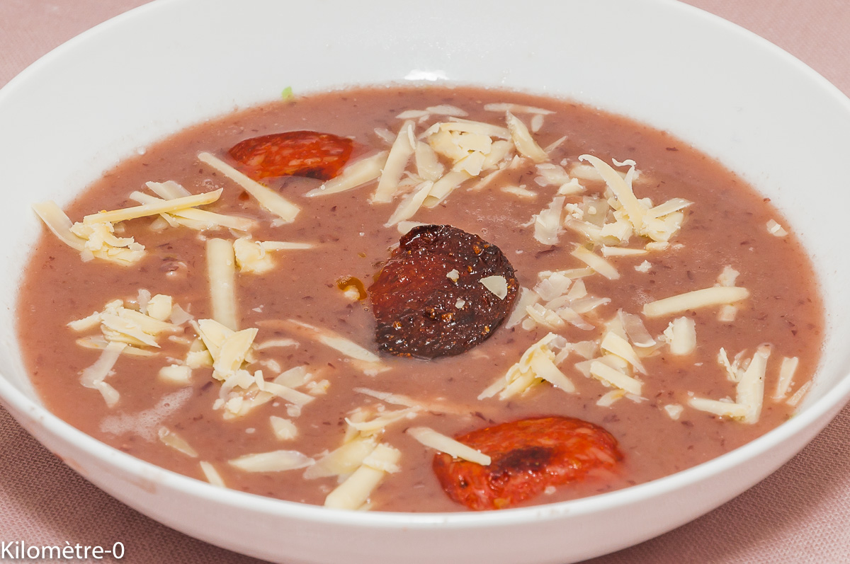 Photo de recette de soupe haricots rouges, cheddar, chorizo, facile, rapide, Kilomètre-0, blog de cuisine réalisée à partir de produits locaux et issus de circuits courts
