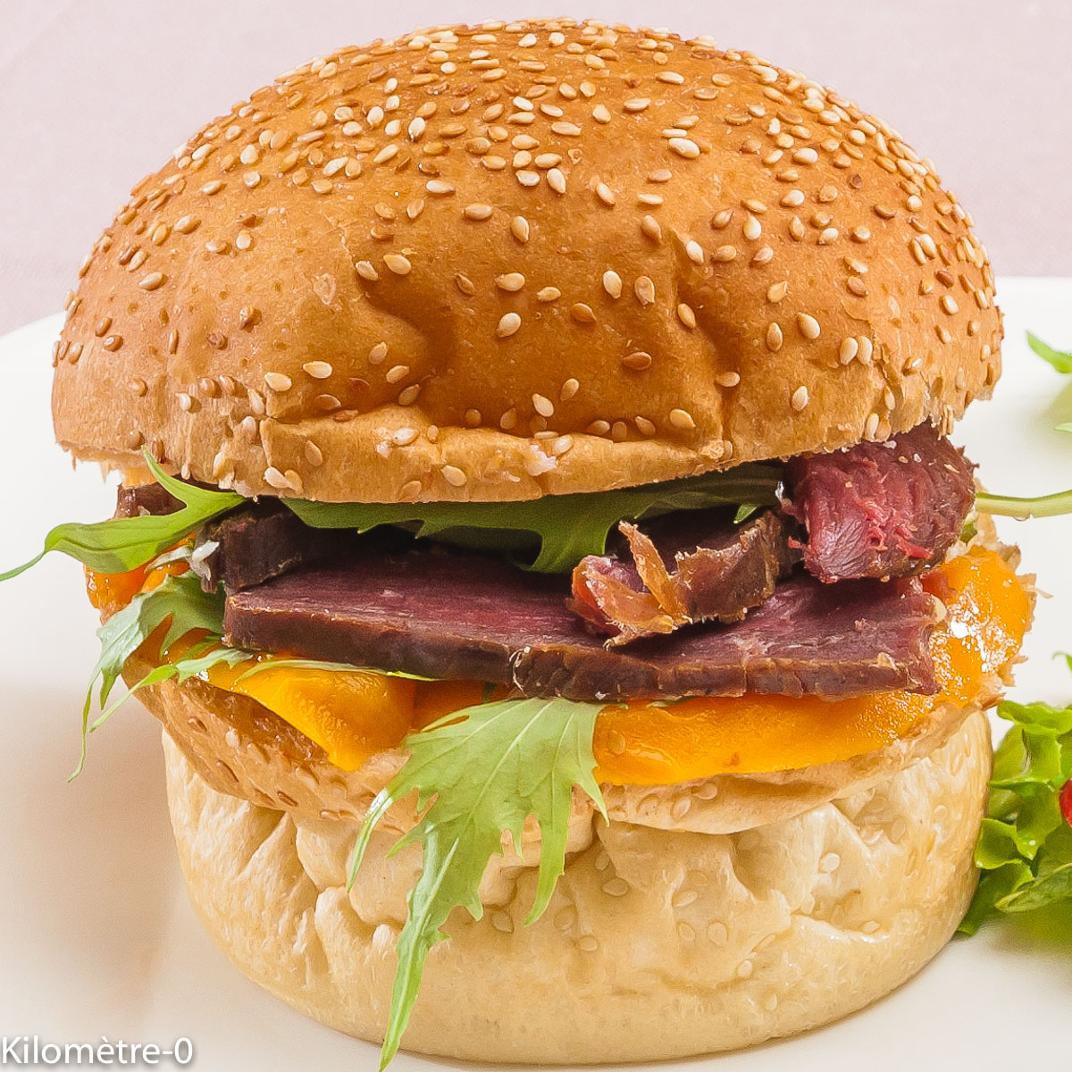 Photo de recette de burger au magret fumé, mangue et roquette, facile, rapide de Kilomètre-0, blog de cuisine réalisée à partir de produits locaux et issus de circuits courts