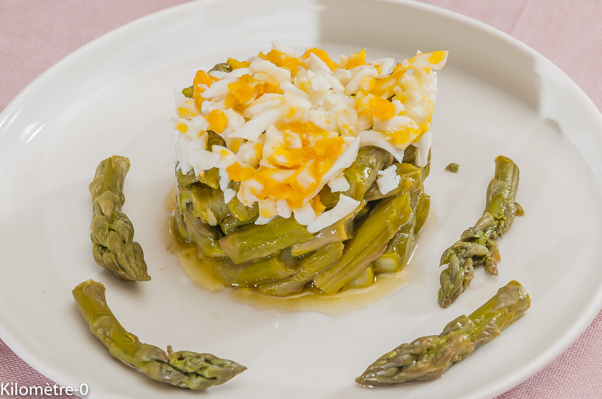 Photo de recette d'asperges vertes, oeuf, facile, rapide, léger, bio de Kilomètre-0, blog de cuisine réalisée à partir de produits locaux et issus de circuits courts