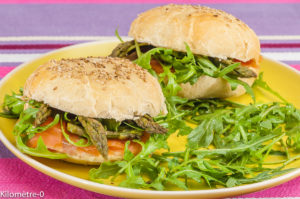 Photo de recette de hamburger truite fumée, asperge verte, roquette, facile,léger de  Kilomètre-0, blog de cuisine réalisée à partir de produits locaux et issus de circuits courts