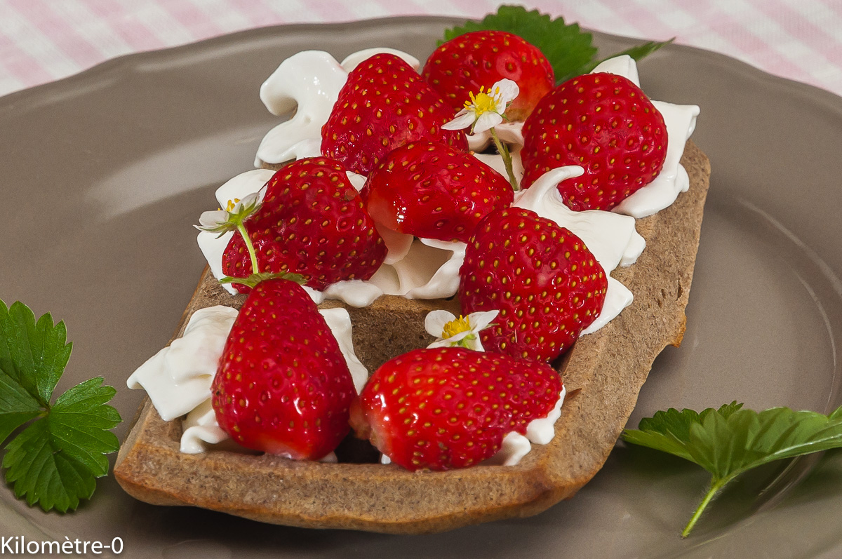 Photo de recette de gaufres, blé noir, fraises, chantilly, de Kilomètre-0, blog de cuisine réalisée à partir de produits locaux et issus de circuits courts
