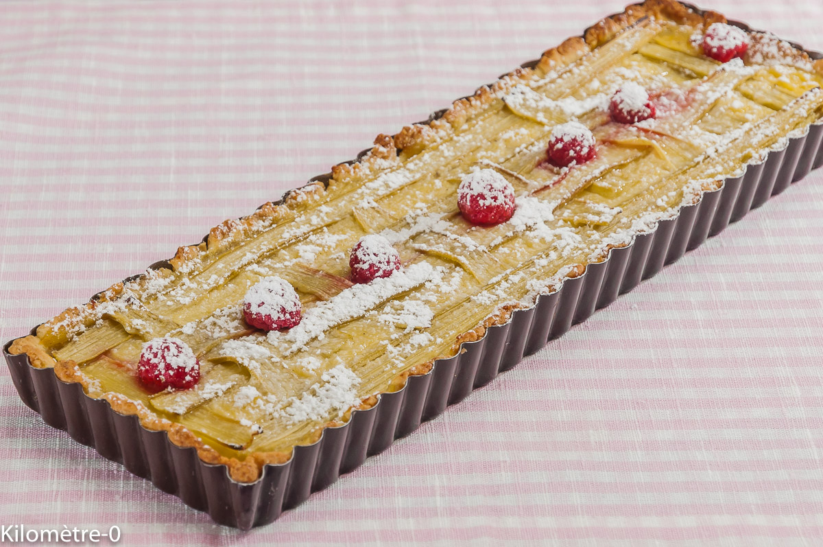 Photo de recette de tarte rhubarbe, crème, framboises de Kilomètre-0, blog de cuisine réalisée à partir de produits locaux et issus de circuits courts