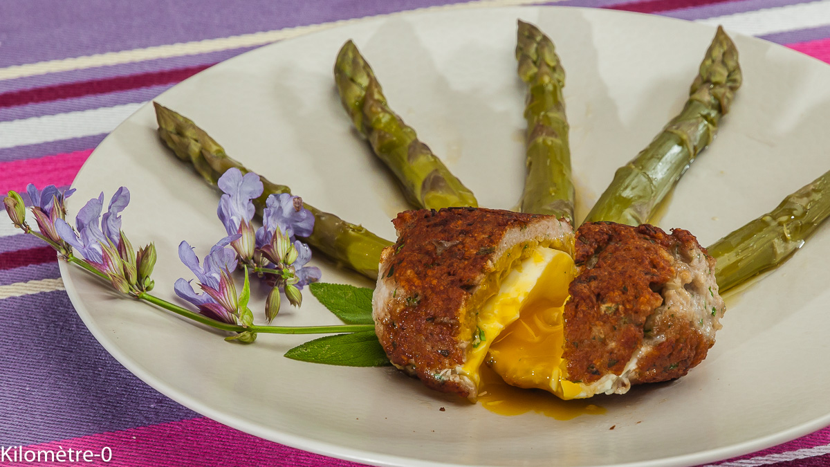 Œuf mollet pané à la brioche, asperges et lard fumé rapide