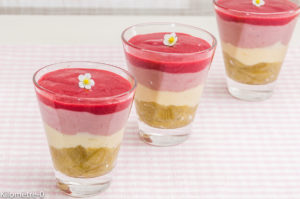 Photo de recette de verrine, dessert, fruits, printemps,  rhubarbe, framboises, crème pâtissière, facile, bio, rapide de Kilomètre-0, blog de cuisine réalisée à partir de produits locaux et issus de circuits courts