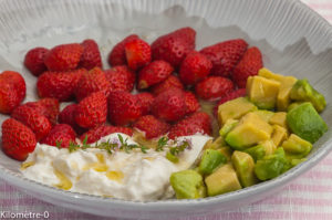 Photo de recette de salade légère, fraise, avocat, burrata de Kilomètre-0, blog de cuisine réalisée à partir de produits locaux et issus de circuits courts