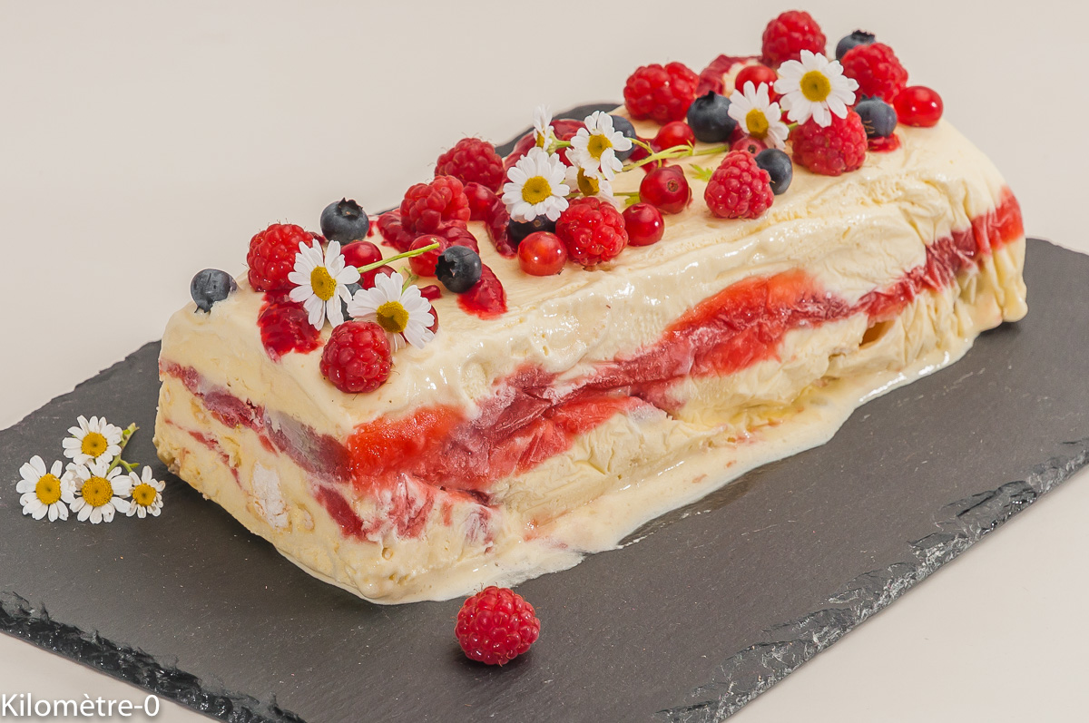 Photo de recette de semifreddo, fruits rouges, rhubarbe, fraise, facile, de Kilomètre-0, blog de cuisine réalisée à partir de produits locaux et issus de circuits courts