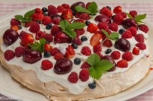 Photo de recette de pavlova, fruit rouge, cerise, fraise, myrtille, groseille, rapide  Kilomètre-0, blog de cuisine réalisée à partir de produits locaux et issus de circuits courts