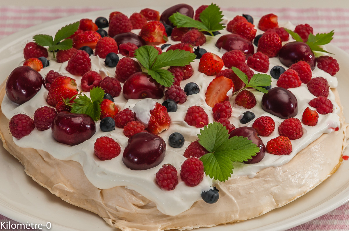 Photo de recette de pavlova, fruit rouge, cerise, fraise, myrtille, groseille, rapide  Kilomètre-0, blog de cuisine réalisée à partir de produits locaux et issus de circuits courts