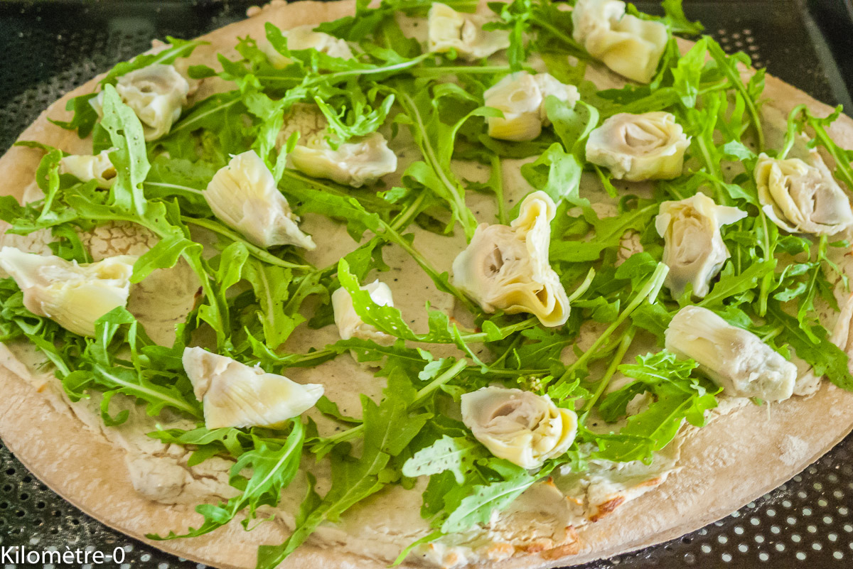 Photo de recette de pizza roquette, artichauts, cuisine italienne de Kilomètre-0, blog de cuisine réalisée à partir de produits locaux et issus de circuits courts