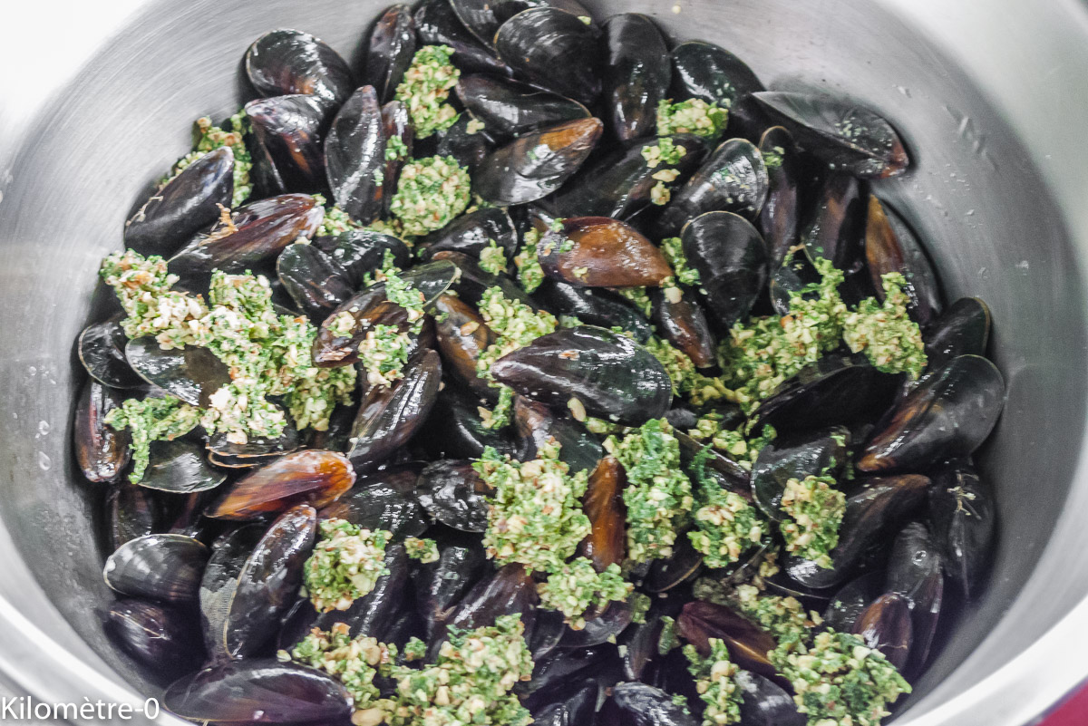 Photo de recette de moules, pesto, orties, facile, parmesan de Kilomètre-0, blog de cuisine réalisée à partir de produits locaux et issus de circuits courts