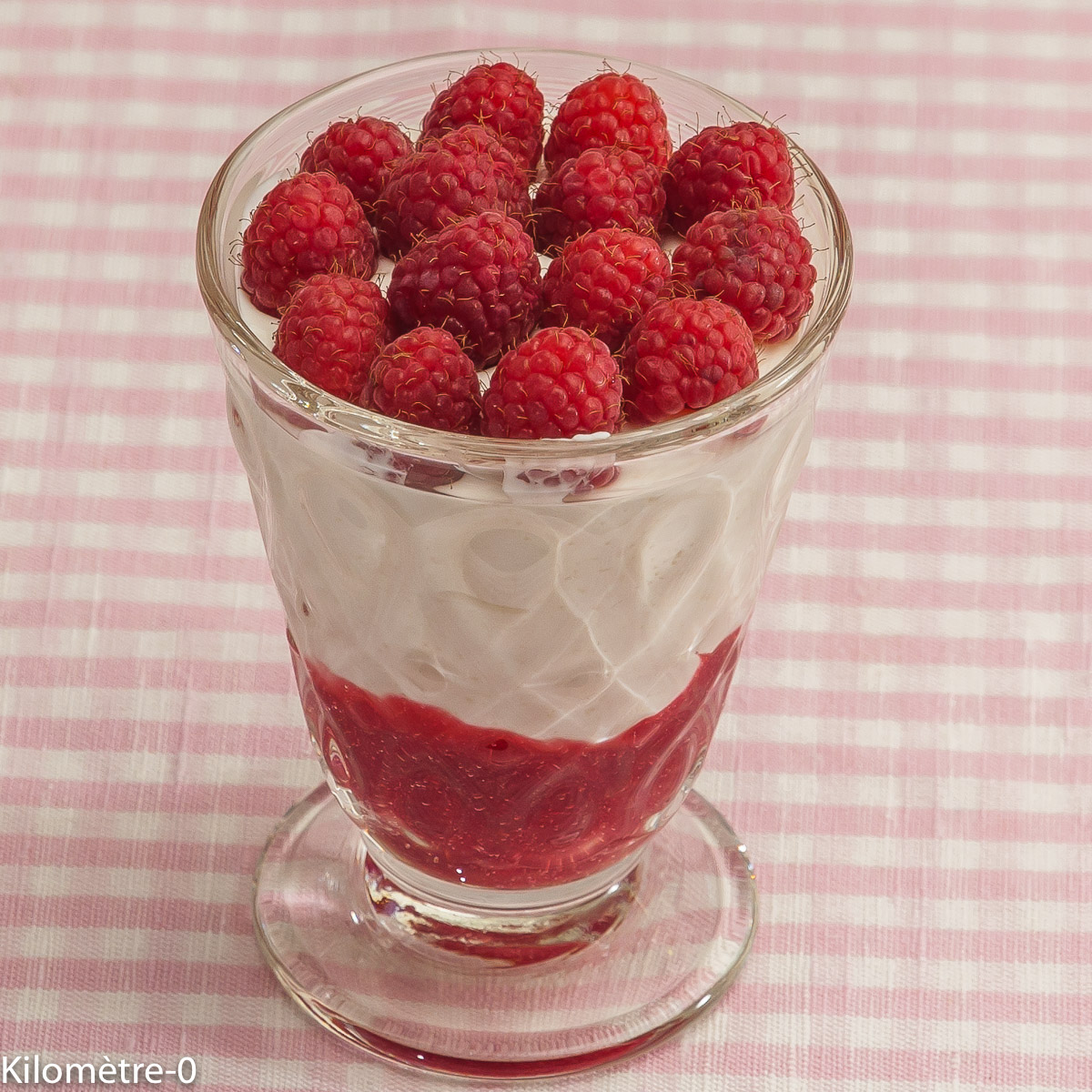 Photo de recette de yaourt grec au framboise facile, verrine de Kilomètre-0, blog de cuisine réalisée à partir de produits locaux et issus de circuits courts