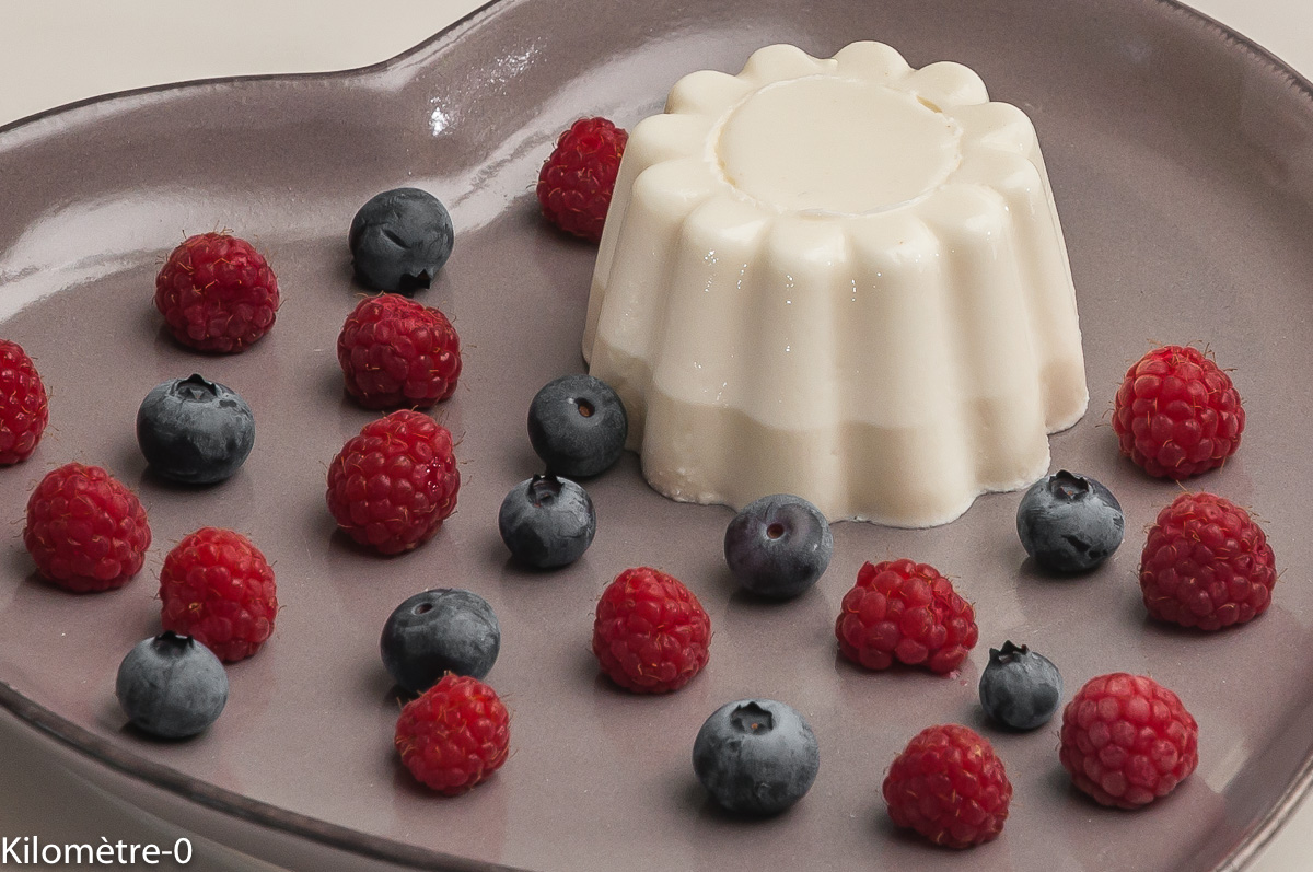 Photo de recette de panna cotta, fruits rouges, myrtilles, framboises de Kilomètre-0, blog de cuisine réalisée à partir de produits locaux et issus de circuits courts