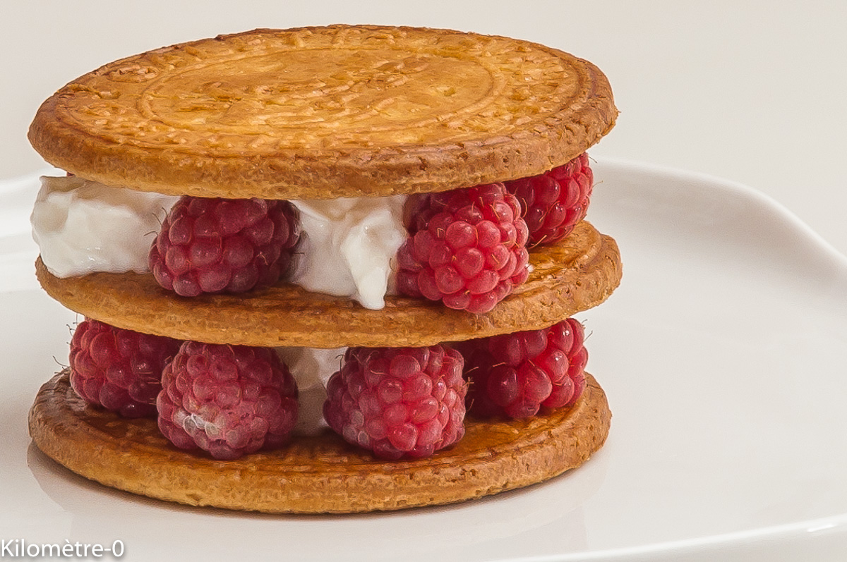 Millefeuille de galettes Saint Michel aux framboises : étape 1 — Déposez une grande galette dans l'assiette à dessert.
