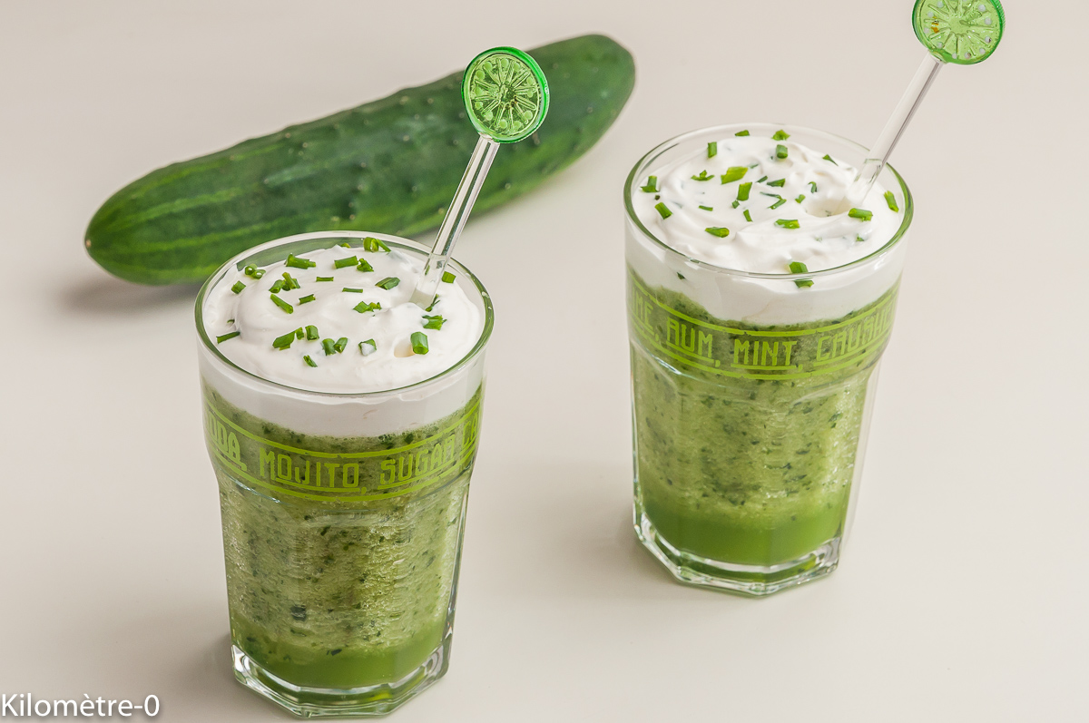 Soupe froide concombre et menthe : étape 1 — Faites bouillir l'eau avec la moitié du petit bouquet de menthe et laissez…