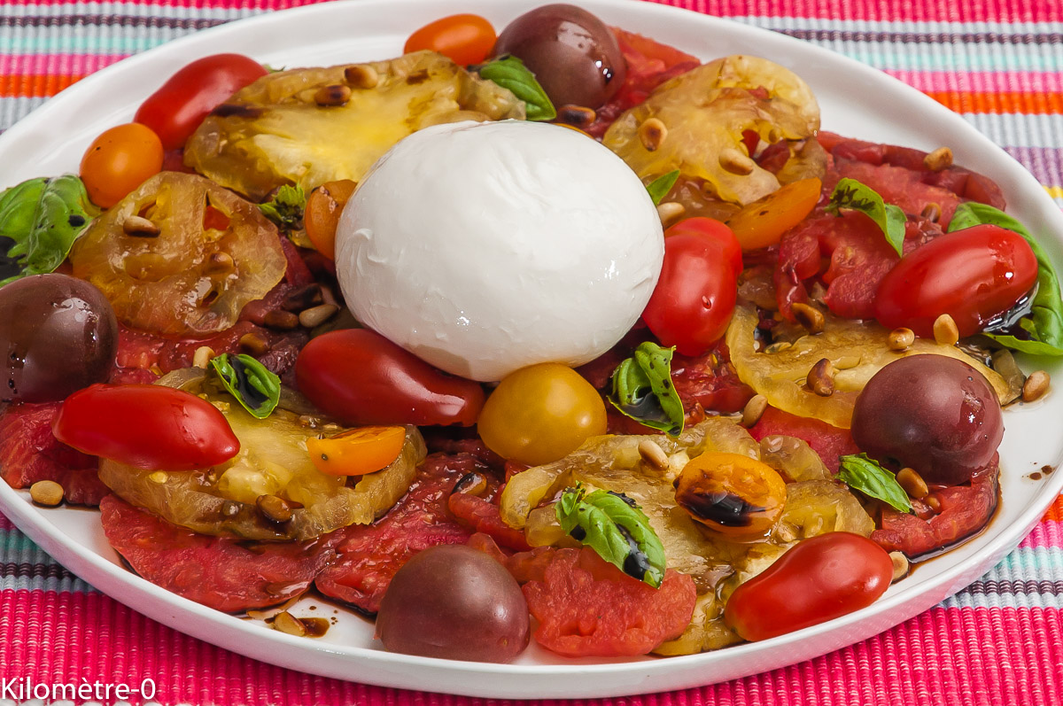 Photo de recette de salade de tomate, anicenne, burrata, basilic, pignon de pin de  Kilomètre-0, blog de cuisine réalisée à partir de produits locaux et issus de circuits courts