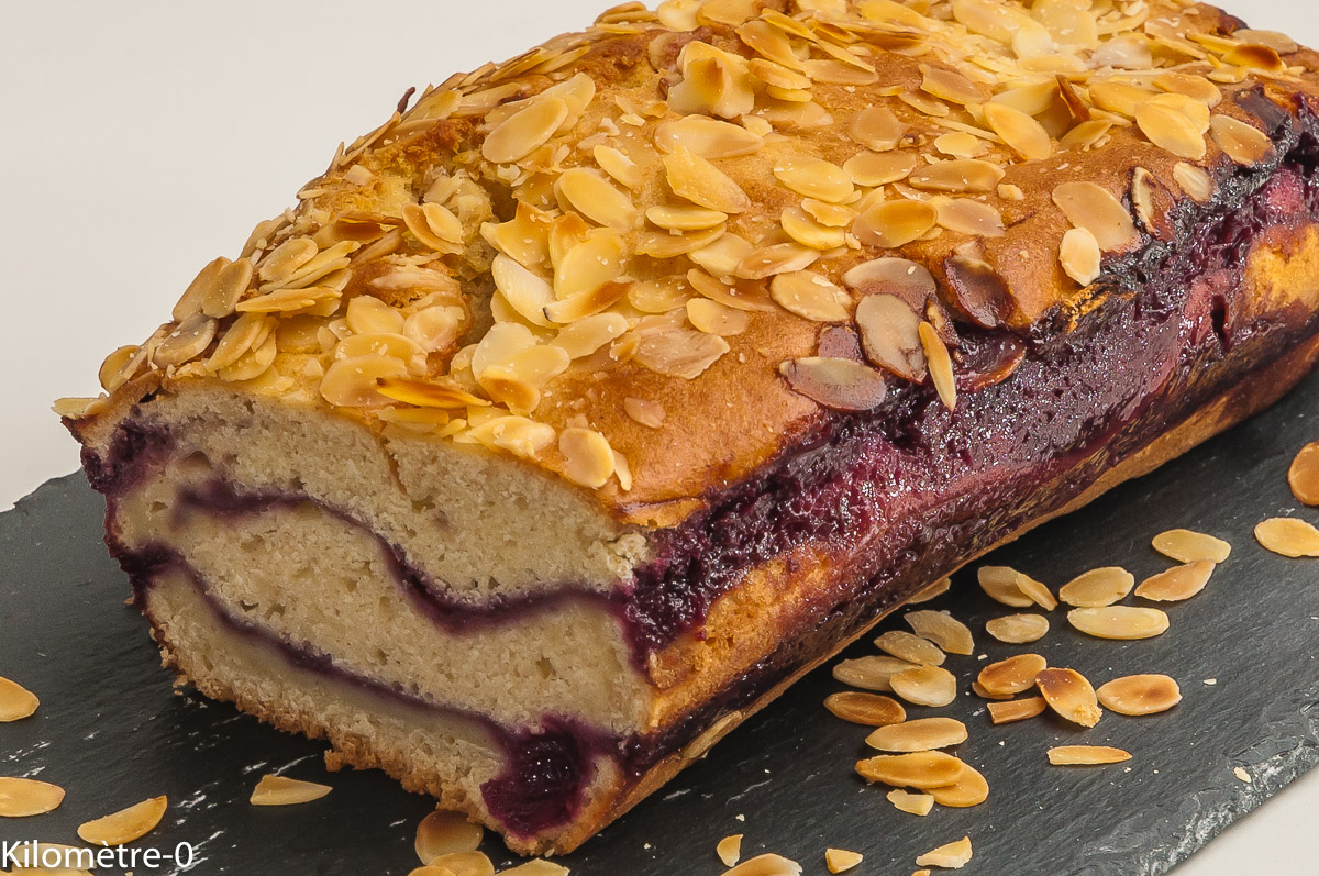 Photo de recette de gâteau du matin, cerises, amandes, facile, vanille, yaourt, bio de Kilomètre-0, blog de cuisine réalisée à partir de produits locaux et issus de circuits courts