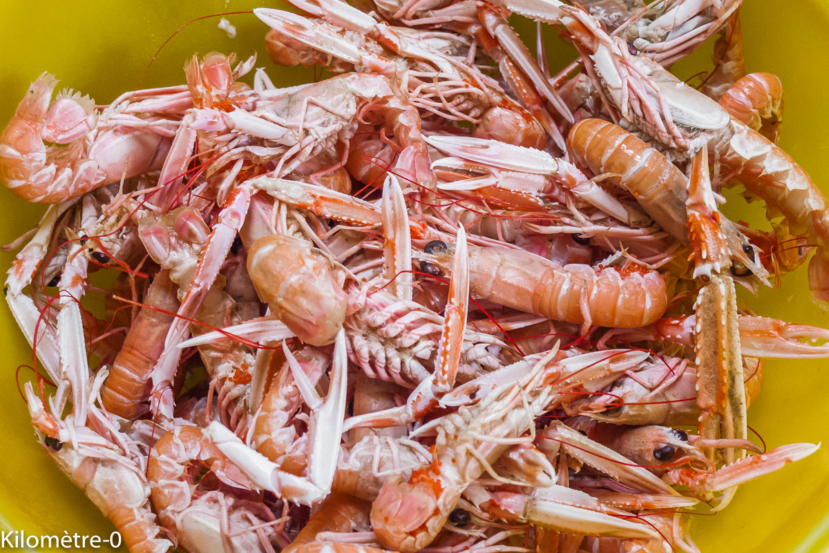 Melon en coque aux langoustines et aux moules : étape 2 — Coupez le chapeau des melons et enlevez les graines.