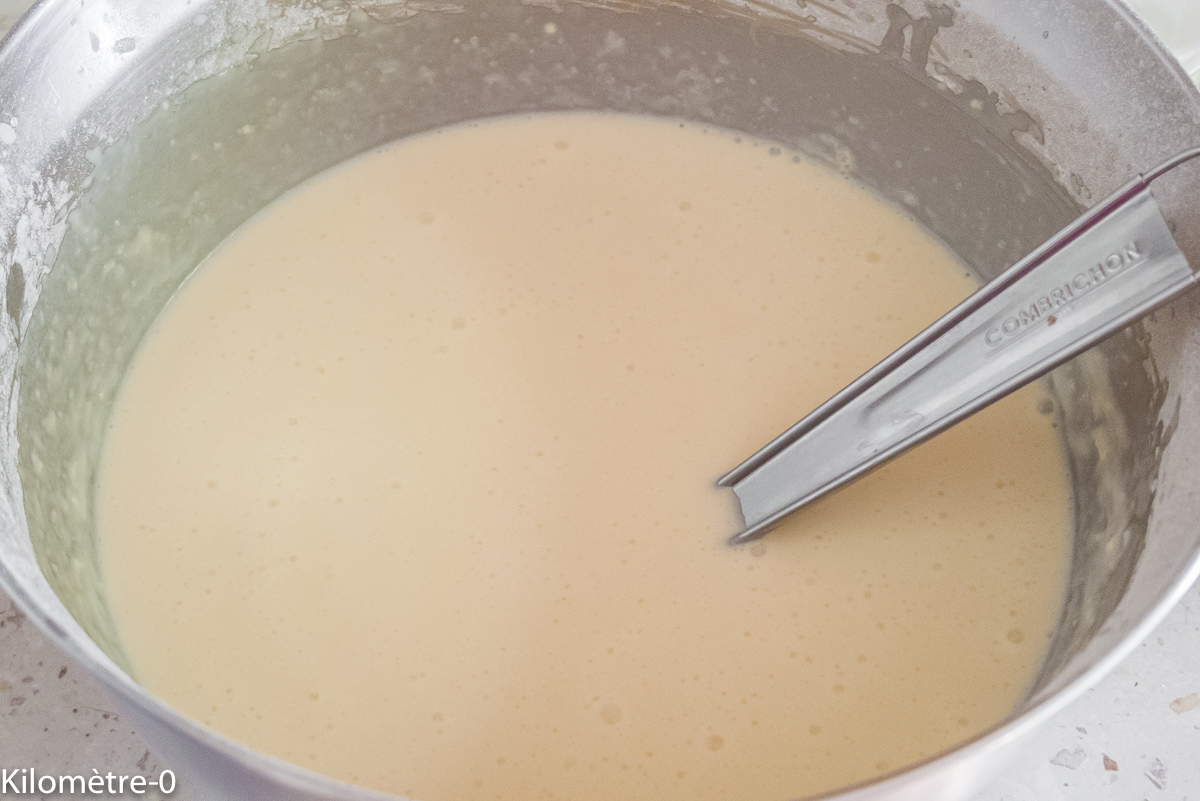 Cuajada aux abricots : étape 2 — Ajoutez le sucre, la farine et le lait.
