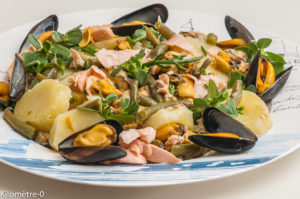 Photo de recette de salade, pommes de terre, salicorne, moules, saumon de Kilomètre-0, blog de cuisine réalisée à partir de produits locaux et issus de circuits courts