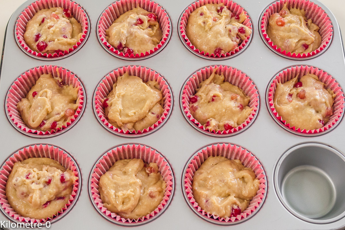 Muffins aux groseilles : étape 3 — Versez la préparation dans les moules.