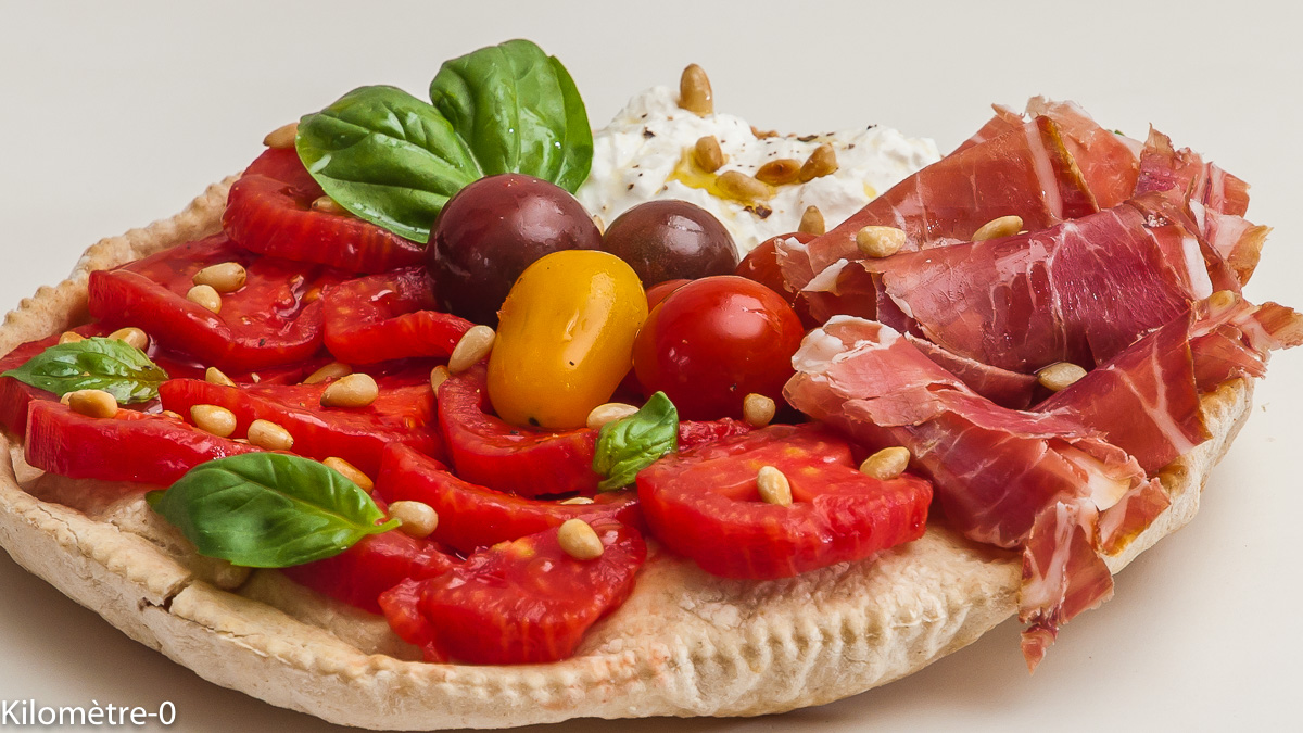 Photo de recette de pizza, tomate, burrata, jambon de Kilomètre-0, blog de cuisine réalisée à partir de produits locaux et issus de circuits courts