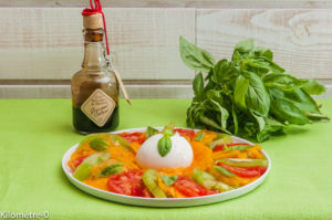 Photo de recette de salade caprèse, tomate, burrata, facile, rapide de Kilomètre-0, blog de cuisine réalisée à partir de produits locaux et issus de circuits courts