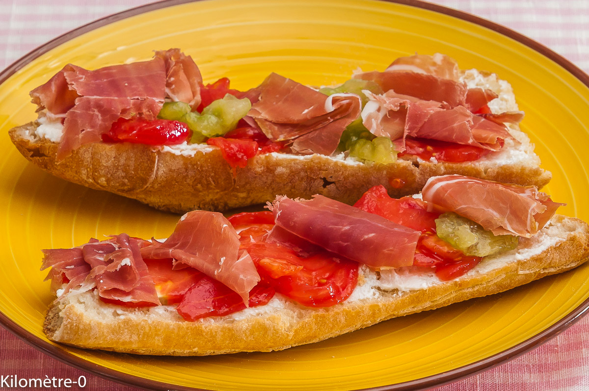 Photo de recette de tartine, jambon, ricotta, tomates de Kilomètre-0, blog de cuisine réalisée à partir de produits locaux et issus de circuits courts