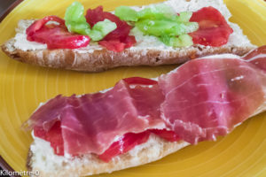 Photo de recette de tartine, jambon, tomate, ricotta de Kilomètre-0, blog de cuisine réalisée à partir de produits locaux et issus de circuits courts