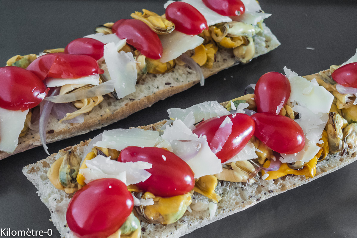 Photo de recette de tartine, moules, grana, tomate, facile, léger de Kilomètre-0, blog de cuisine réalisée à partir de produits locaux et issus de circuits courts
