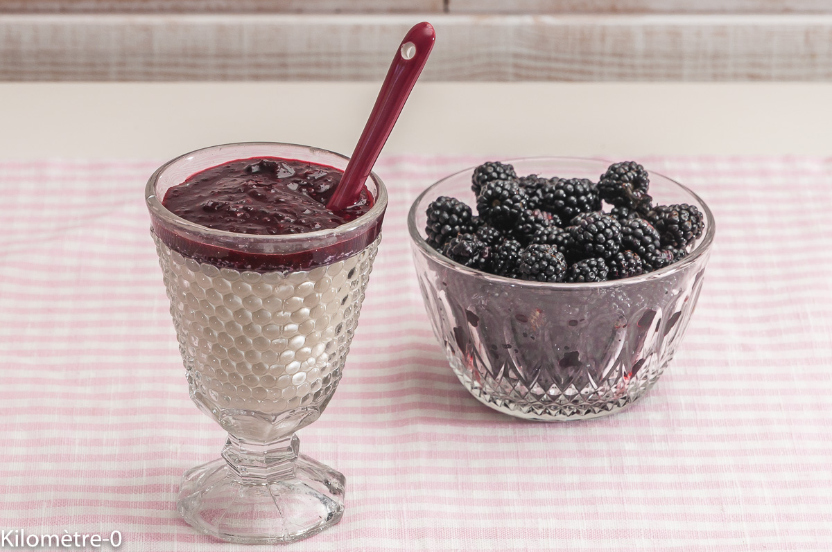 Photo de recette de panna cotta facile aux mûres et au limoncello de Kilomètre-0, blog de cuisine réalisée à partir de produits locaux et issus de circuits courts