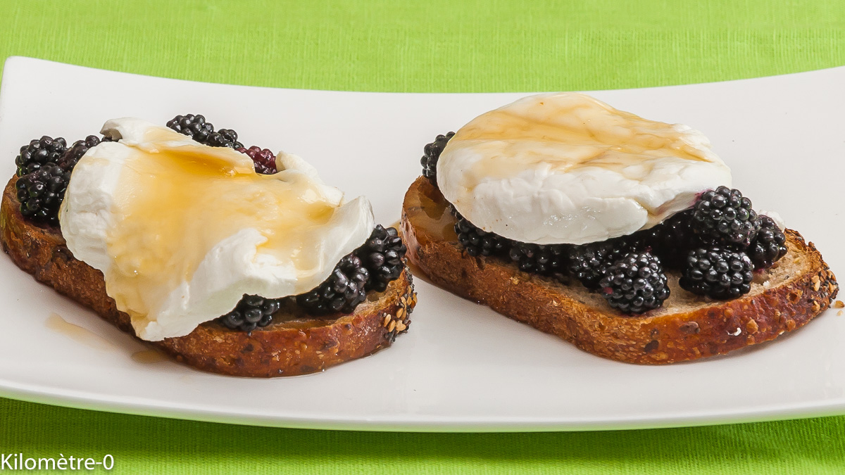 Photo de recette de tartine, mûres, miel, chèvre, fromage de Kilomètre-0, blog de cuisine réalisée à partir de produits locaux et issus de circuits courts
