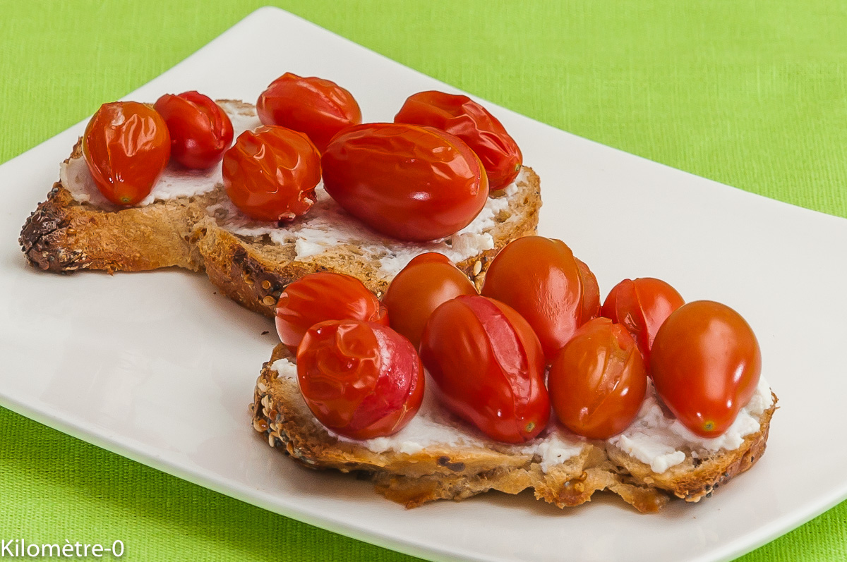 Photo de recette de tartine, tomate, ricotta, facile, rapide, été de  Kilomètre-0, blog de cuisine réalisée à partir de produits locaux et issus de circuits courts