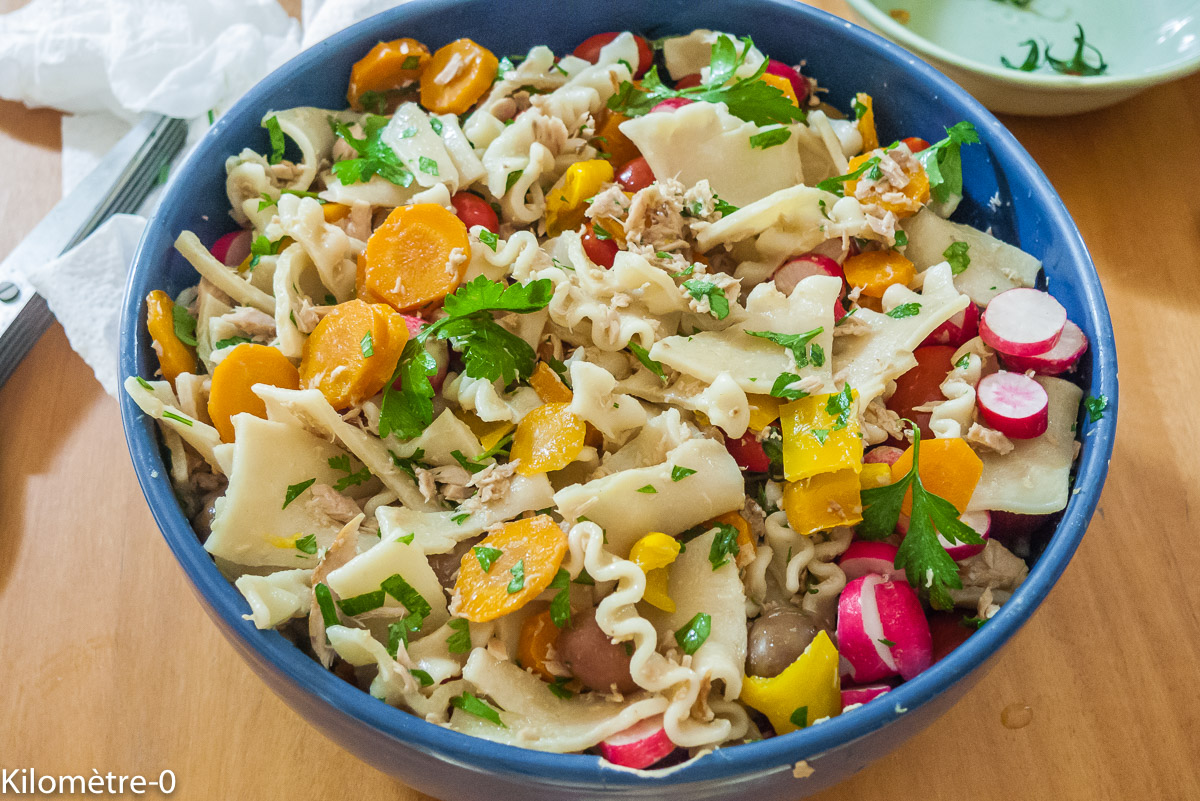 Photo de recette de salade d'été, pâtes, légumes de Kilomètre-0, blog de cuisine réalisée à partir de produits locaux et issus de circuits courts