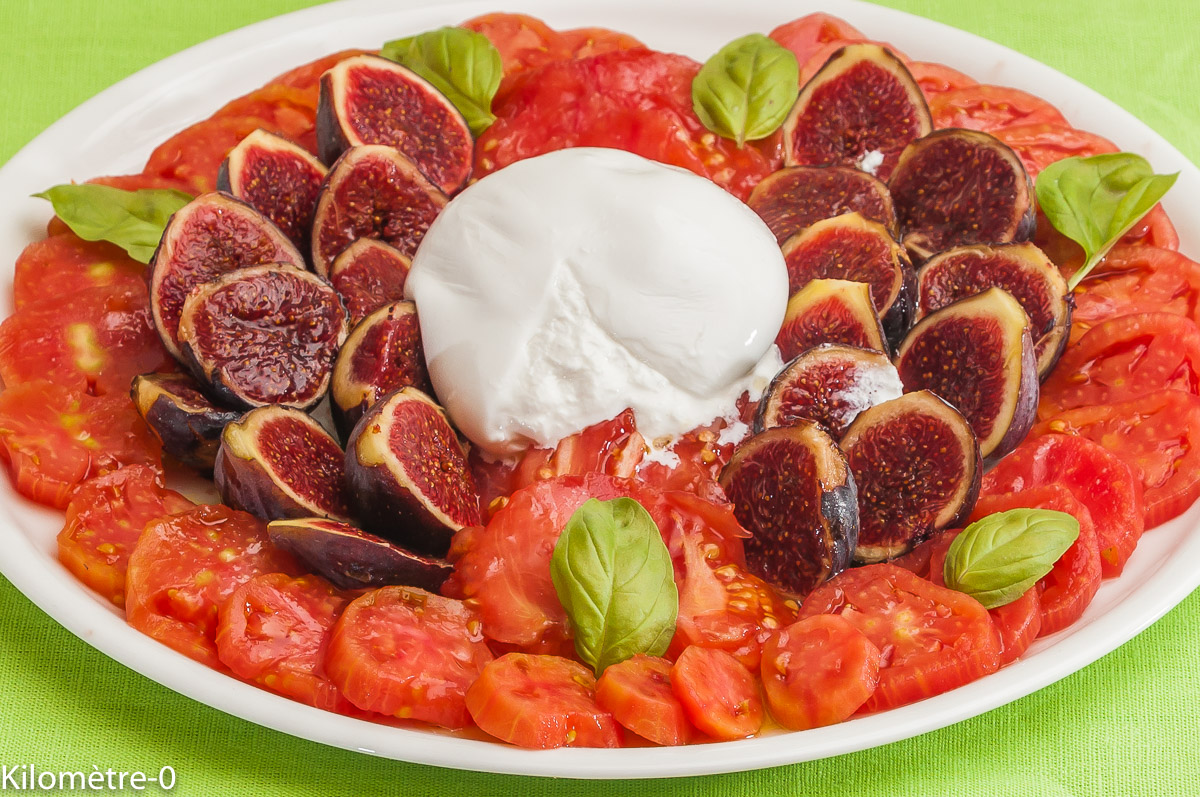 Photo de recette de salade, été, tomates, figues, burrata, mozzarella de Kilomètre-0, blog de cuisine réalisée à partir de produits locaux et issus de circuits courts