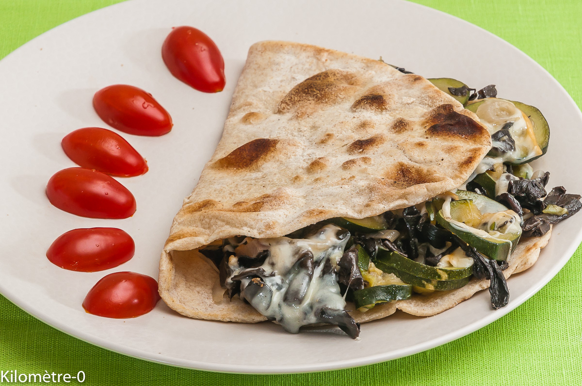 Tortilla aux courgettes, trompettes de la mort et scamorza : étape 4 — Arrangez-vous pour que votre poêlée soit prête en…