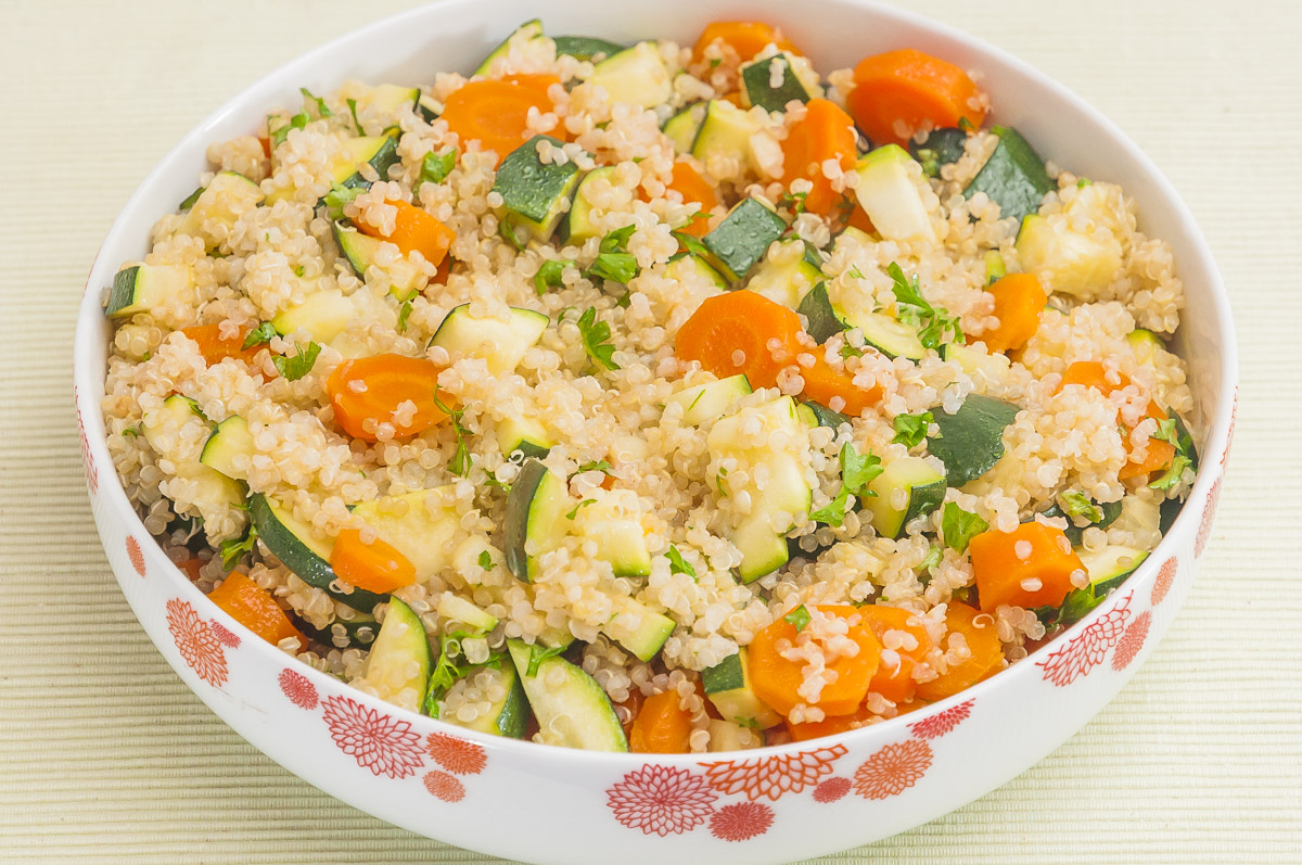 Photo de recette de salade de quinoa, courgette, carotte de Kilomètre-0, blog de cuisine réalisée à partir de produits locaux et issus de circuits courts