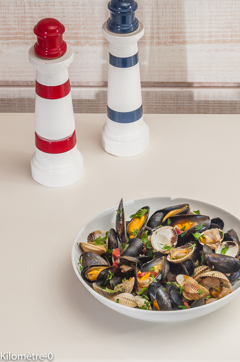 Cuisine de coques et moules au muscadet : étape 2 — Servez dans des assiettes bien chaudes avec un verre de muscadet.